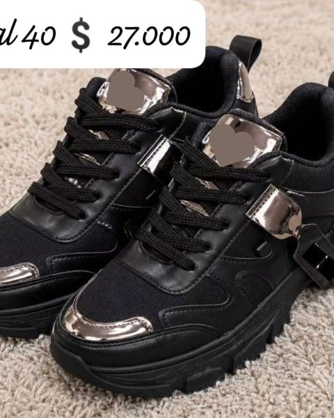 Zapatillas negras con detalle plateado