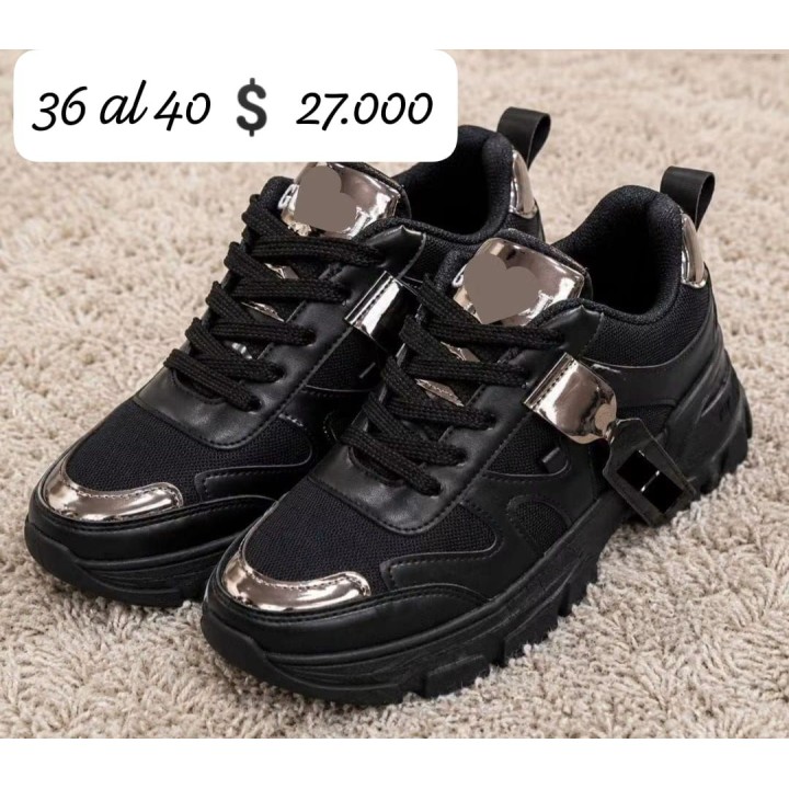 Zapatillas negras con detalle plateado