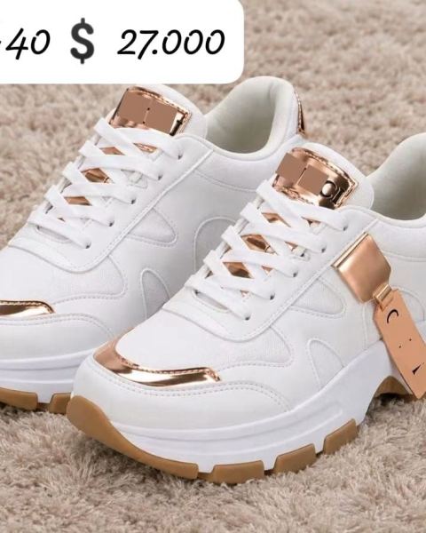 Zapatillas blancas y nude