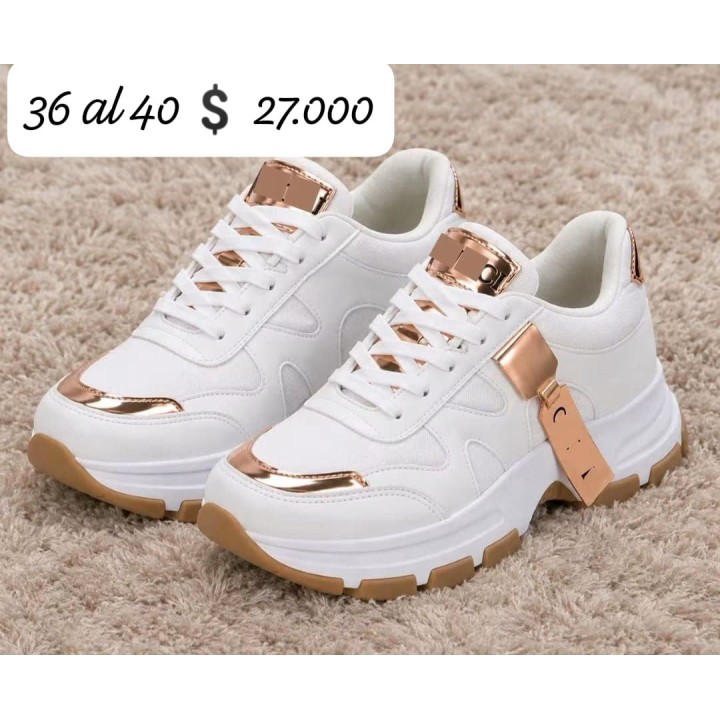 Zapatillas blancas y nude