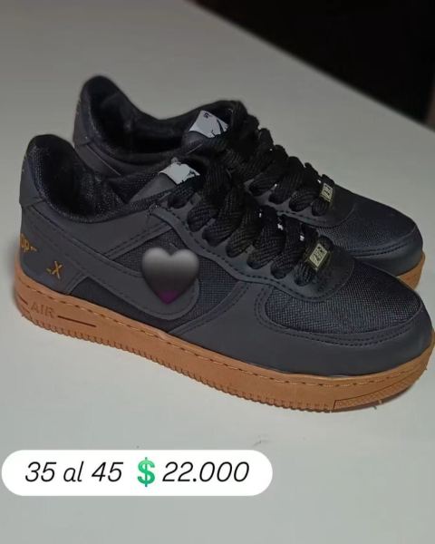 Zapatillas negras con suela caramelo