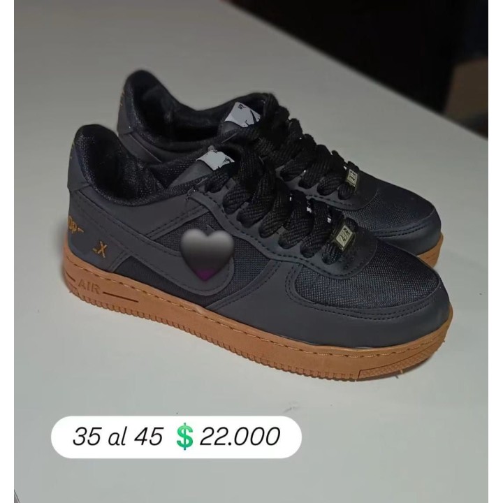 Zapatillas negras con suela caramelo