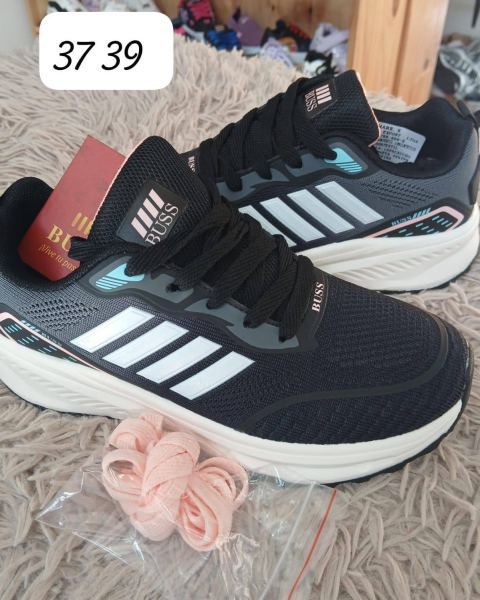 Zapatillas deportivas negras y blancas