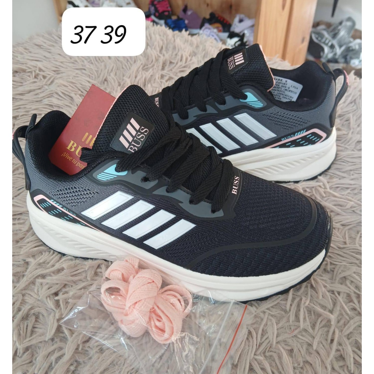 Zapatillas deportivas negras y blancas