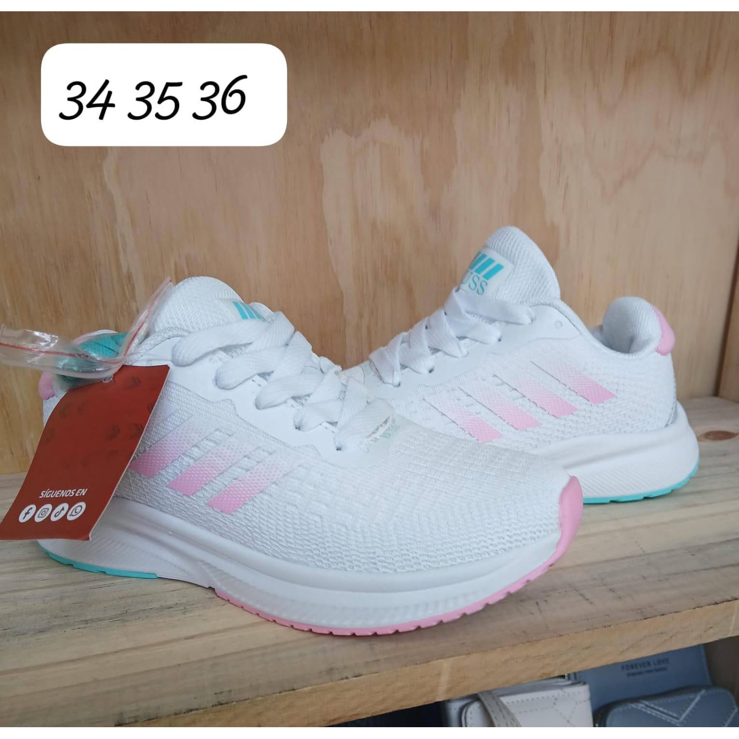Zapatillas deportivas blancas y rosa