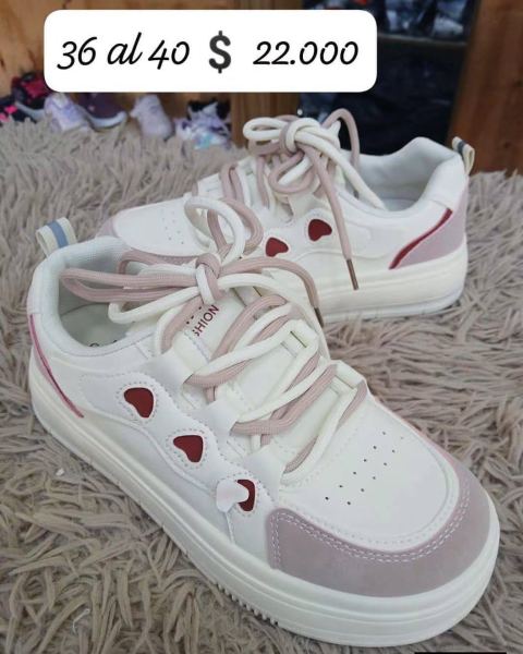 Zapatillas blancas con corazones