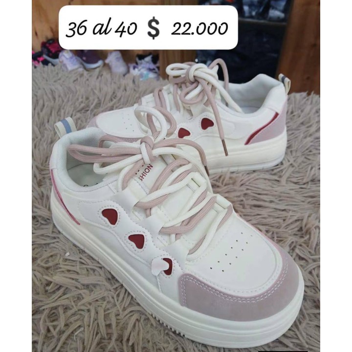 Zapatillas blancas con corazones