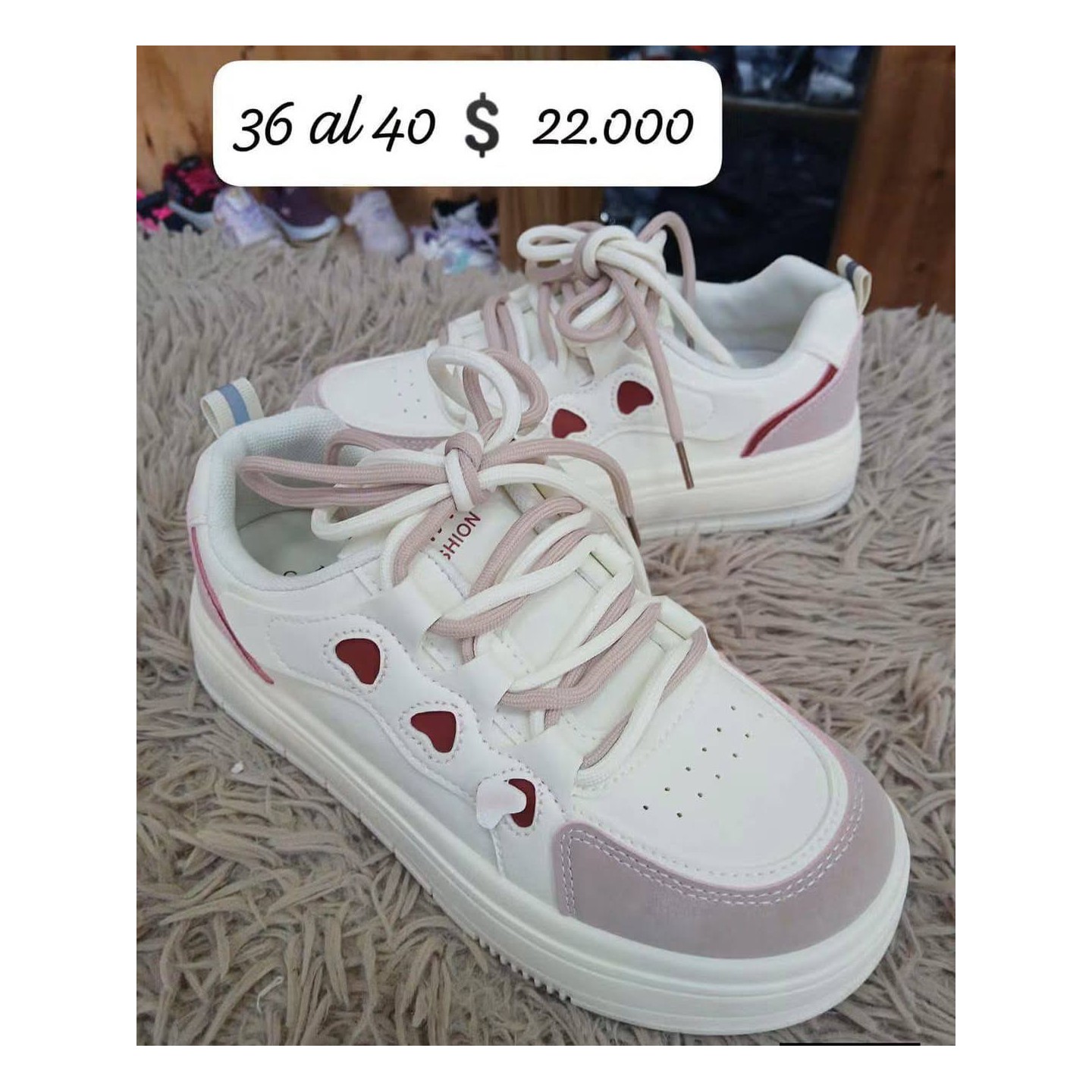 Zapatillas blancas con corazones