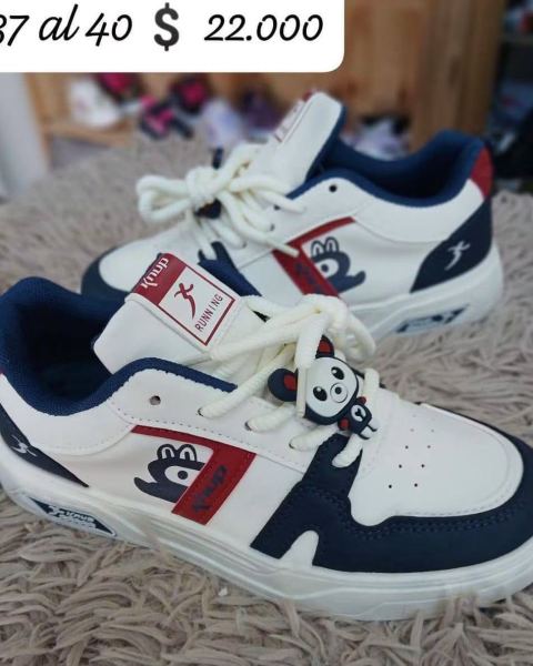 Zapatillas blancas, azules y rojas