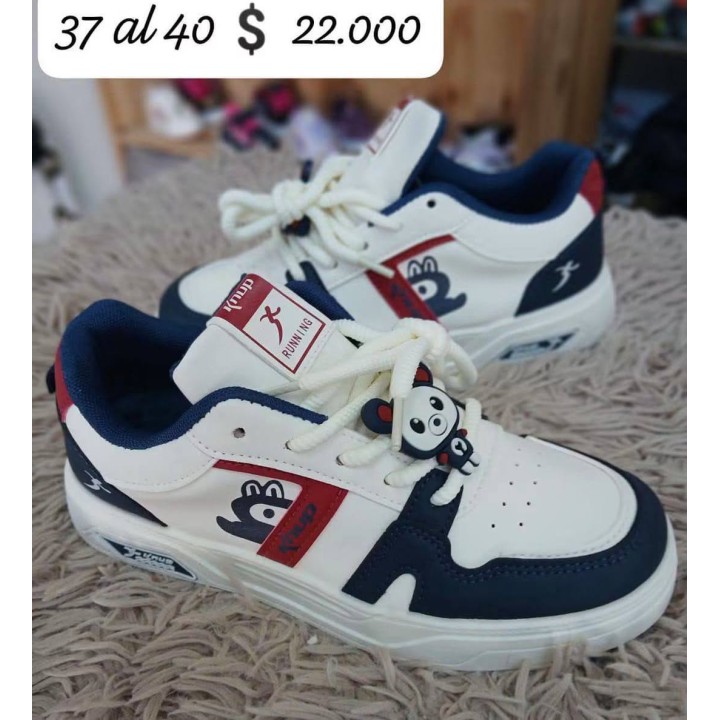 Zapatillas blancas, azules y rojas