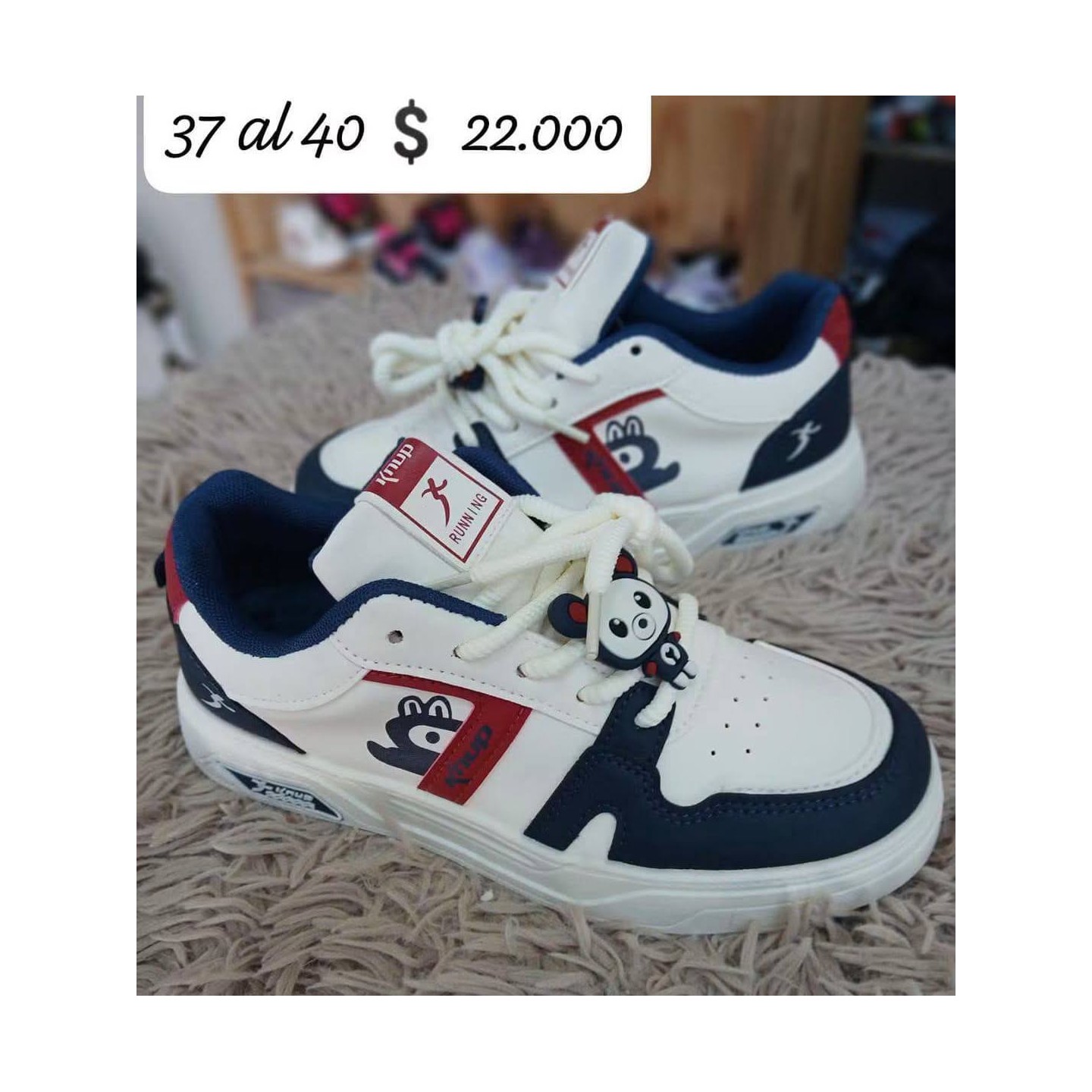 Zapatillas blancas, azules y rojas