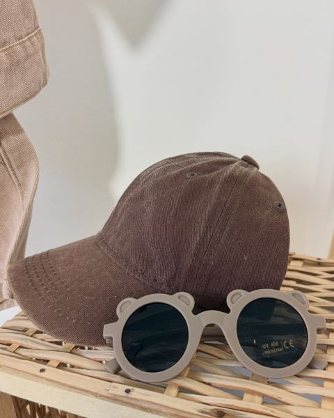 Anteojos de sol, gorras y calzados