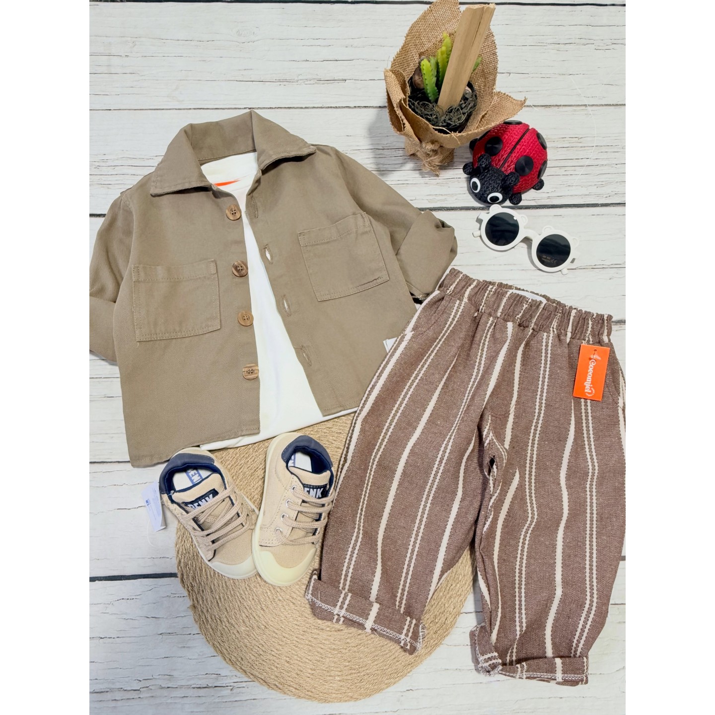 Chaqueta de gabardina y baggy de lino rayado