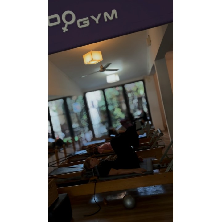 Entrenamiento en gimnasio femenino