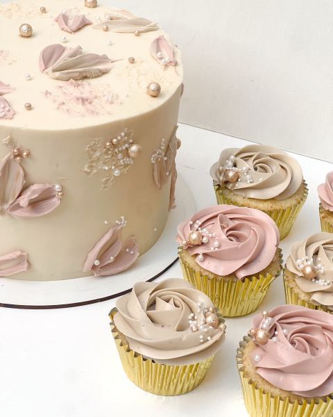 Combo de torta y cupcakes