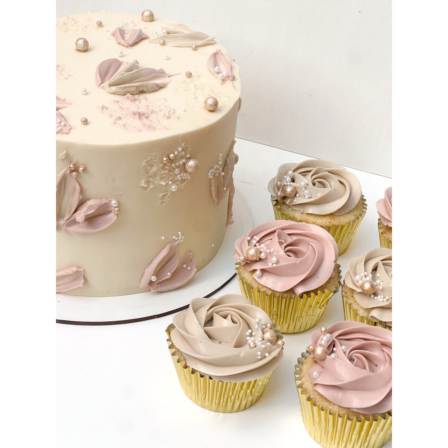 Combo de torta y cupcakes