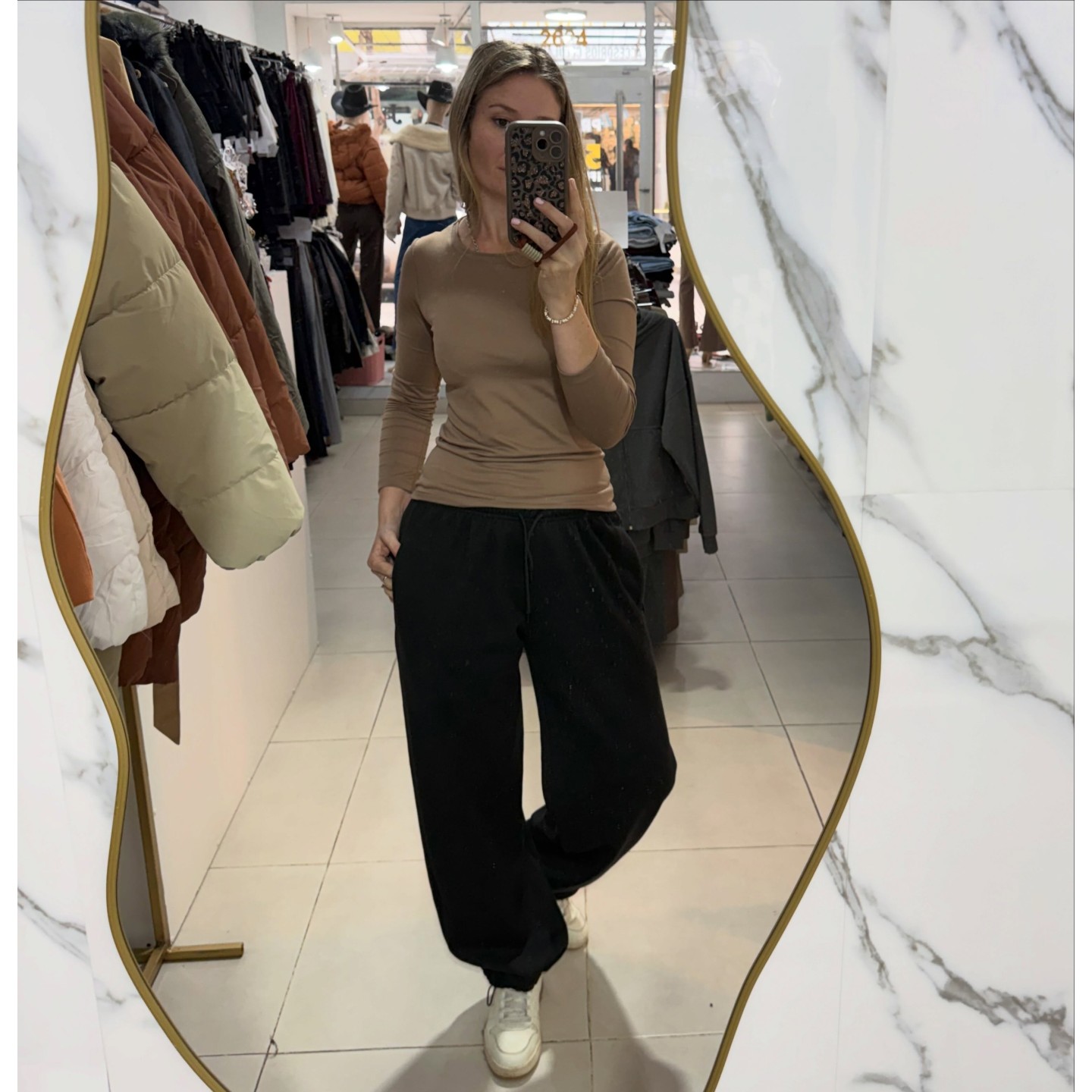 Buzos y pantalones con friza
