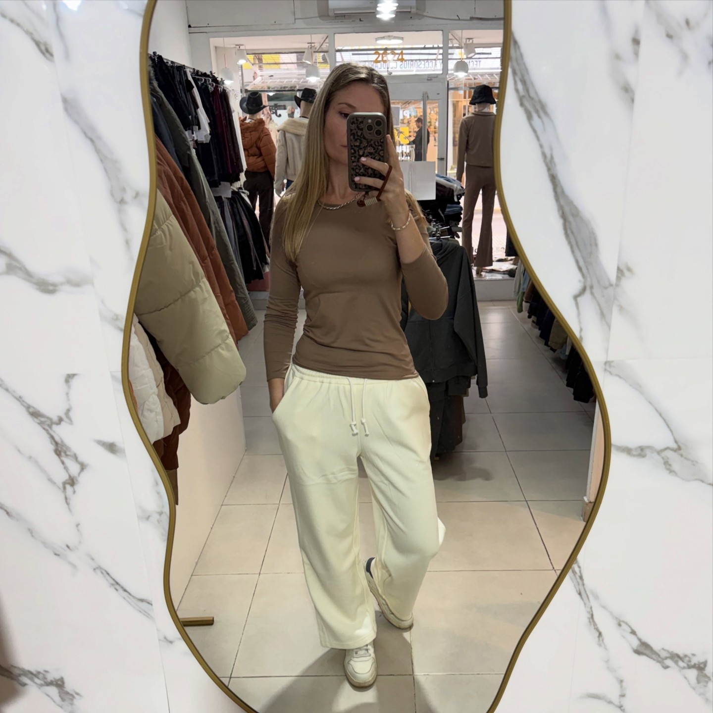 Buzos y pantalones con friza