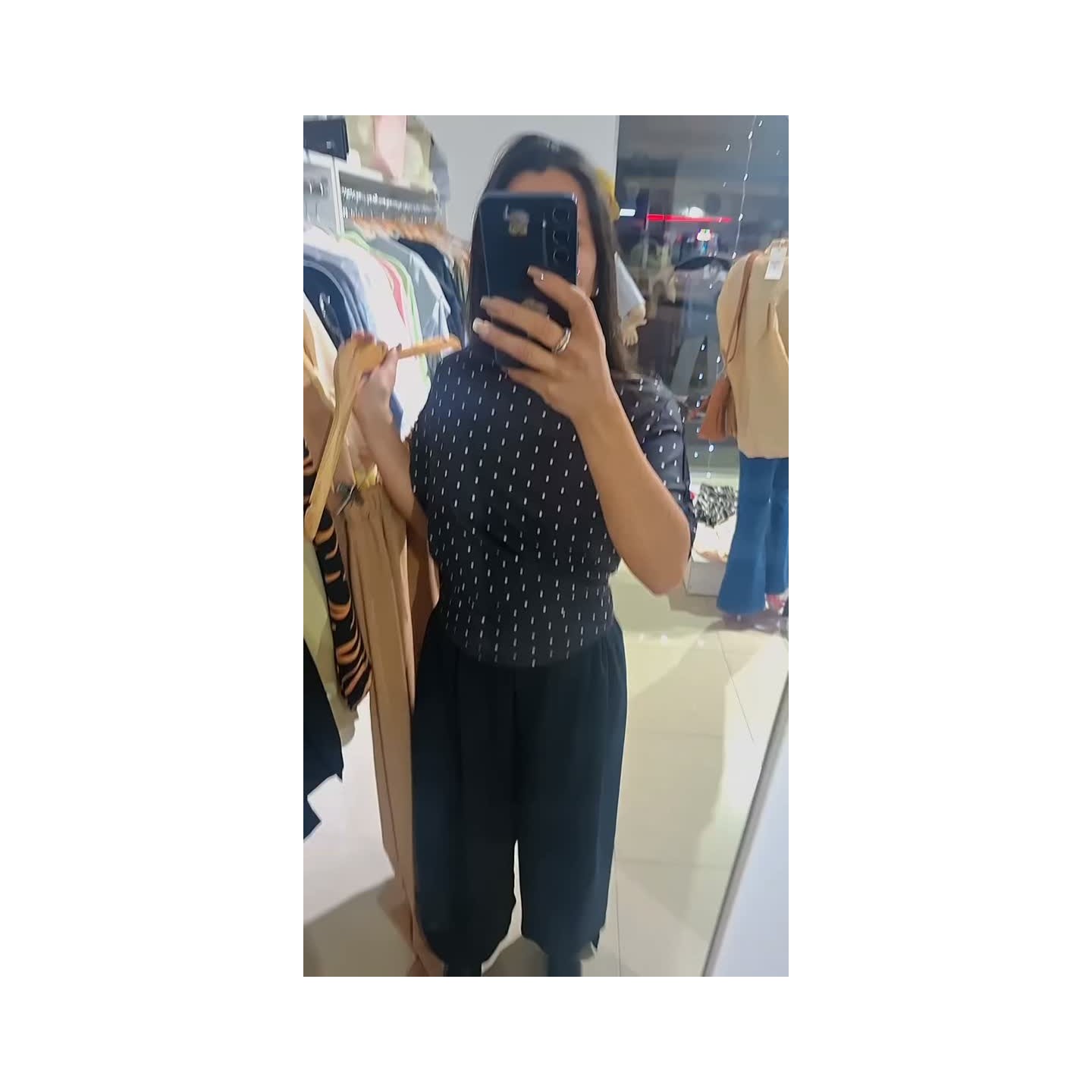 Remera de lunares y pantalón bali