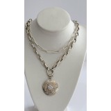 Cadenas y collares en capas