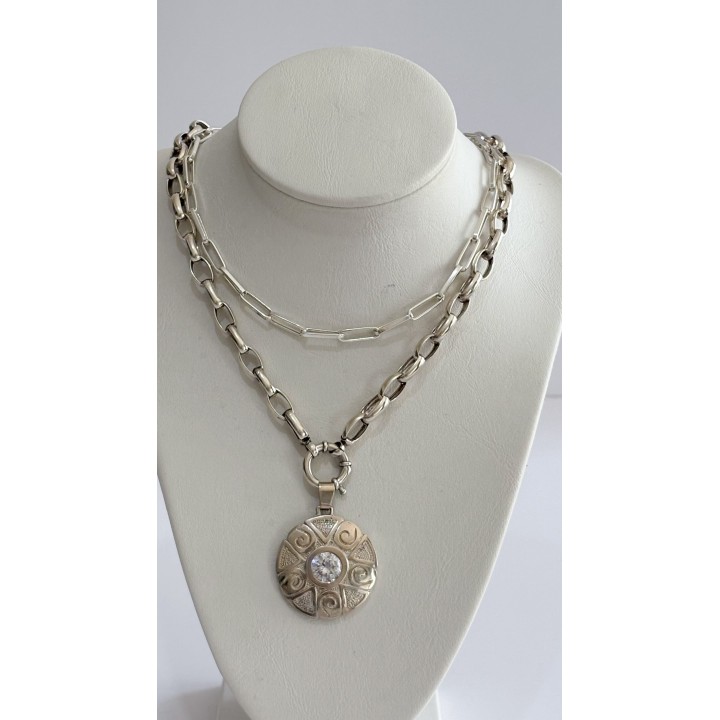 Cadenas y collares en capas