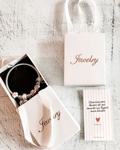 Pulseras estilo Pandora y chokers