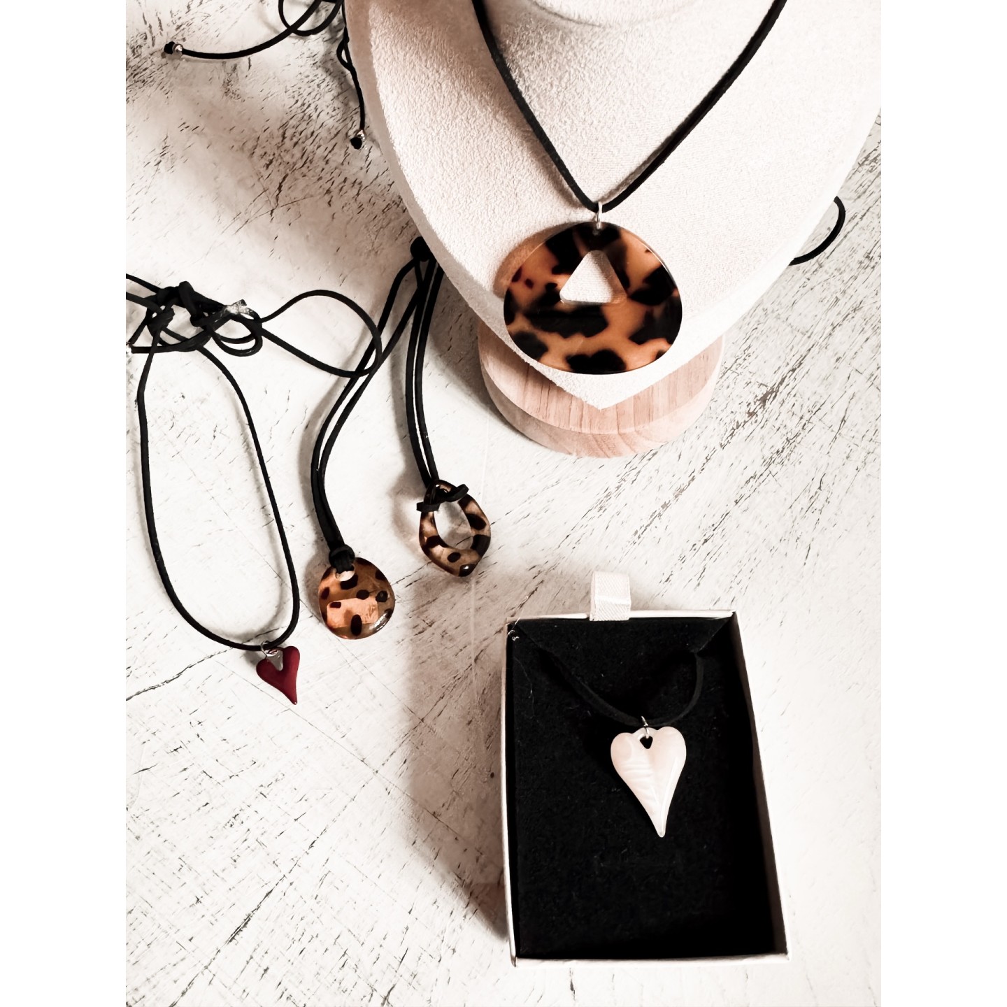 Pulseras estilo Pandora y chokers