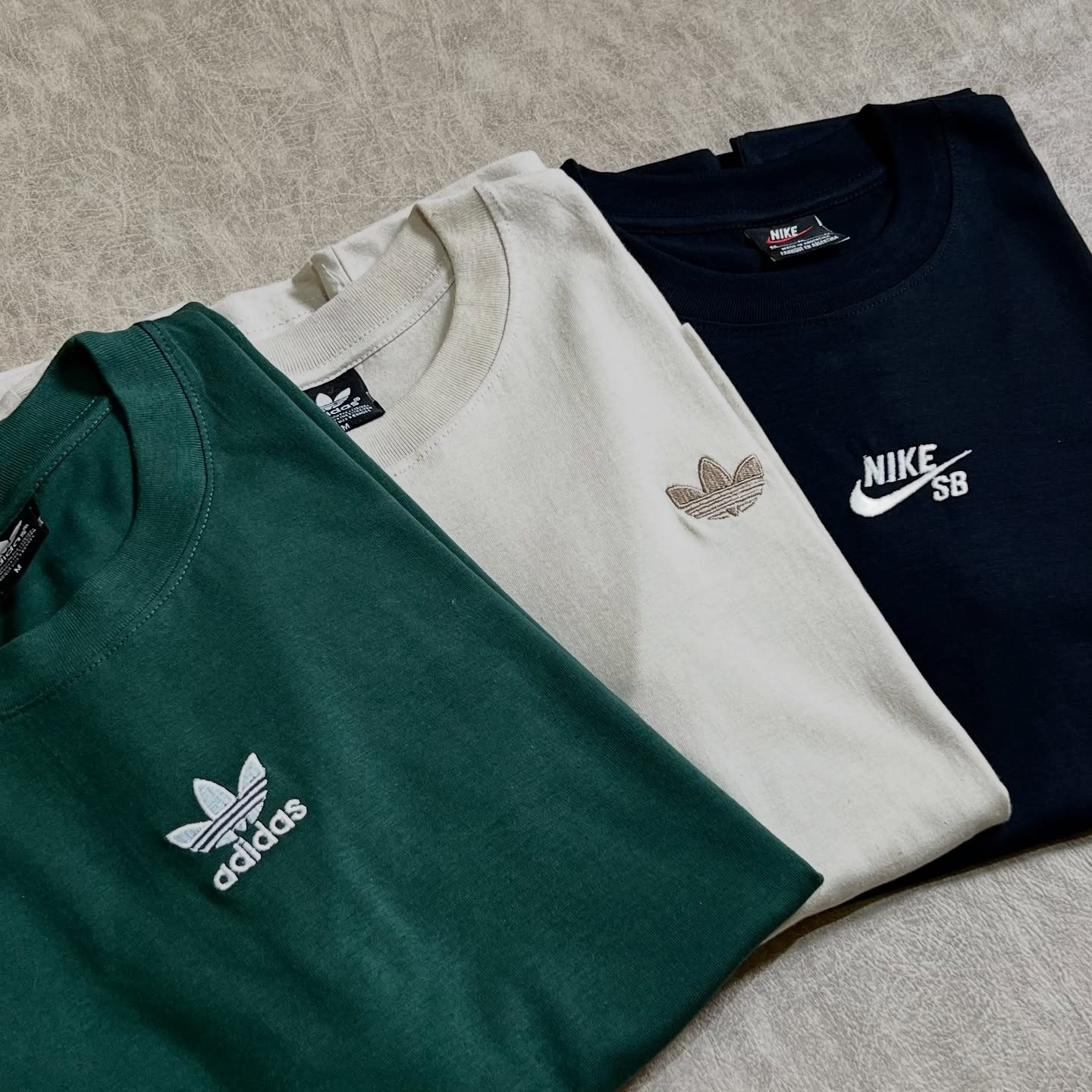 Remeras bordadas Nike SB y Adidas