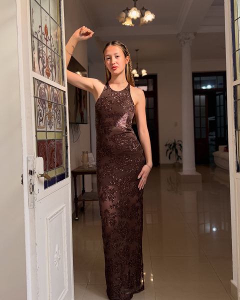 Vestidos con bordados y brillo