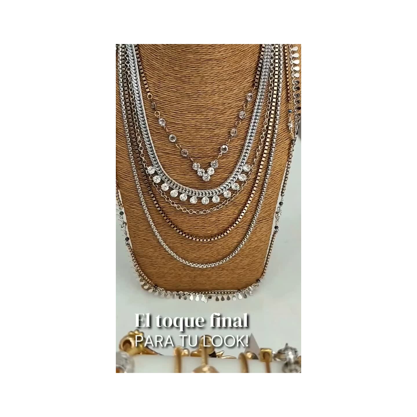 Accesorios: pulseras, colgantes y pañuelos