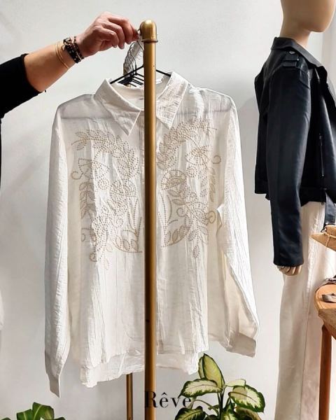Camisas de encaje y bordadas