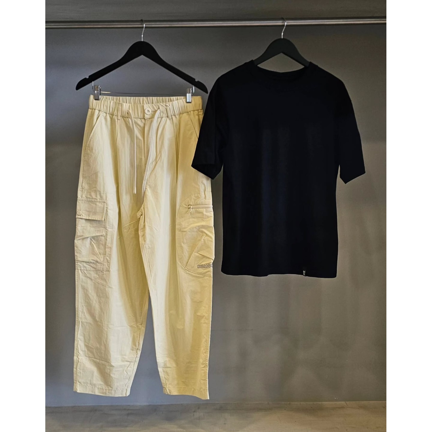 Pantalón cargo y remera