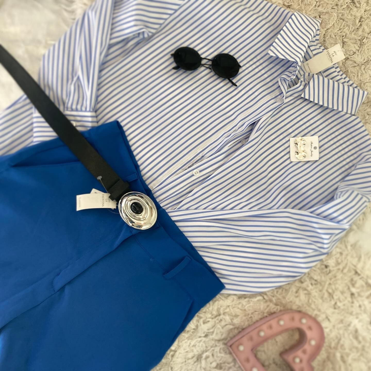 Camisa rayada y pantalón