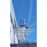 Limpieza de fachadas y vidrios en altura