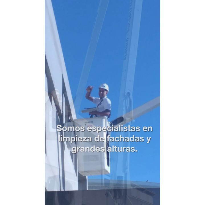 Limpieza de fachadas y vidrios en altura