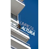 Limpieza de fachadas y vidrios en altura