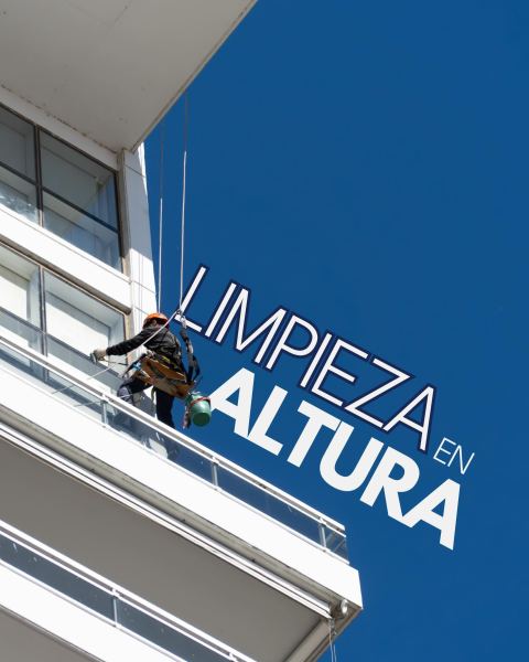 Limpieza de fachadas y vidrios en altura