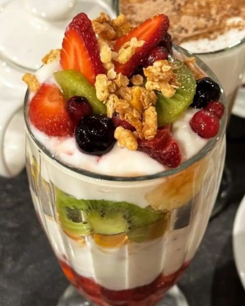Yogurt natural con granola y frutas de estación