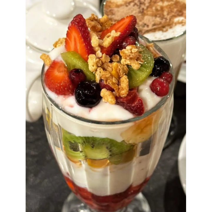 Yogurt natural con granola y frutas de estación