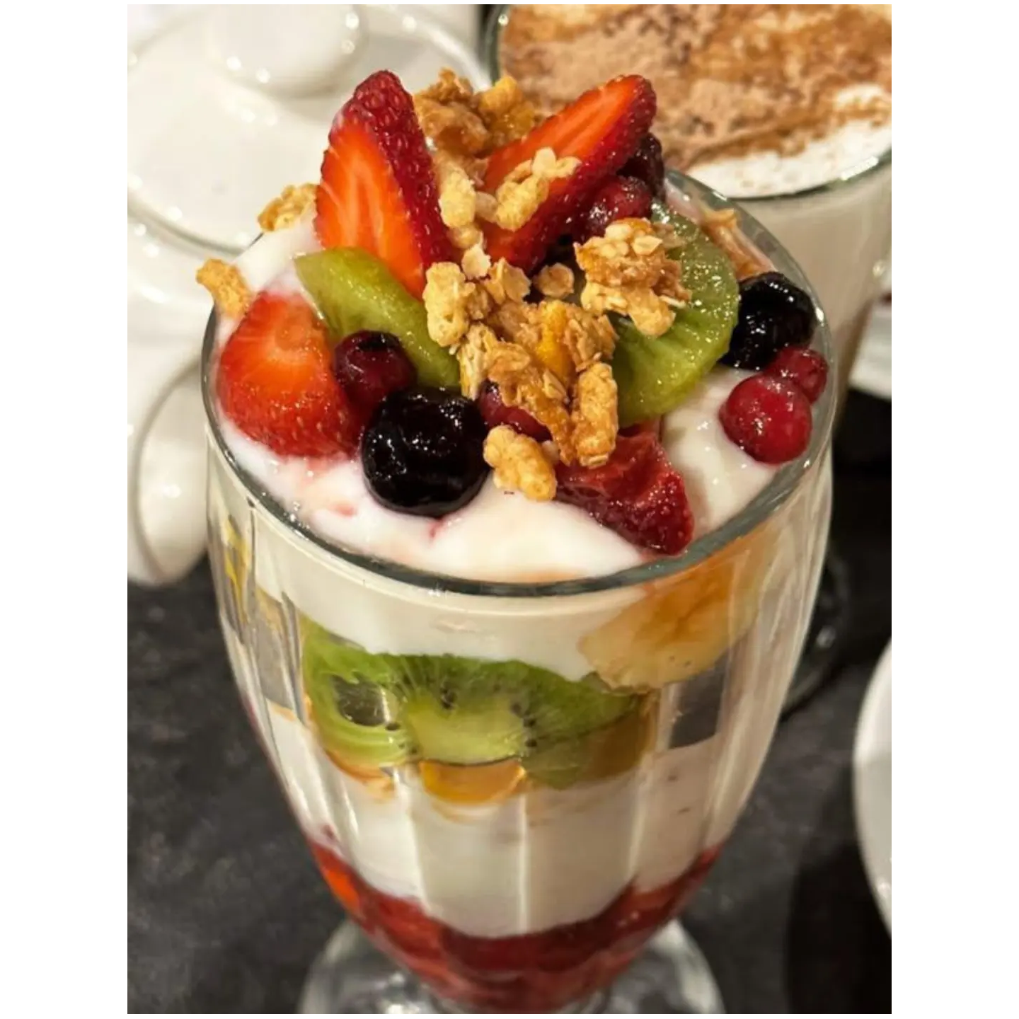 Yogurt natural con granola y frutas de estación