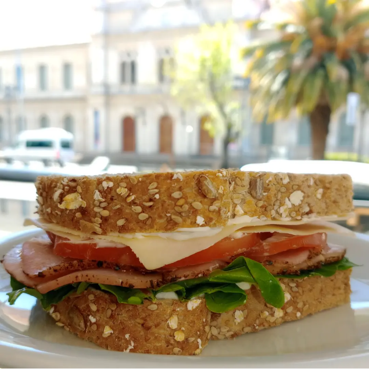 Sándwich de lomo ahumado