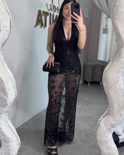 Vestido negro largo con transparencias