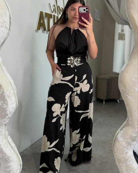 Pantalón amplio con estampado floral
