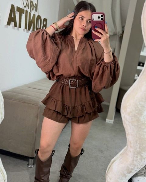 Blusa marrón de mangas abullonadas