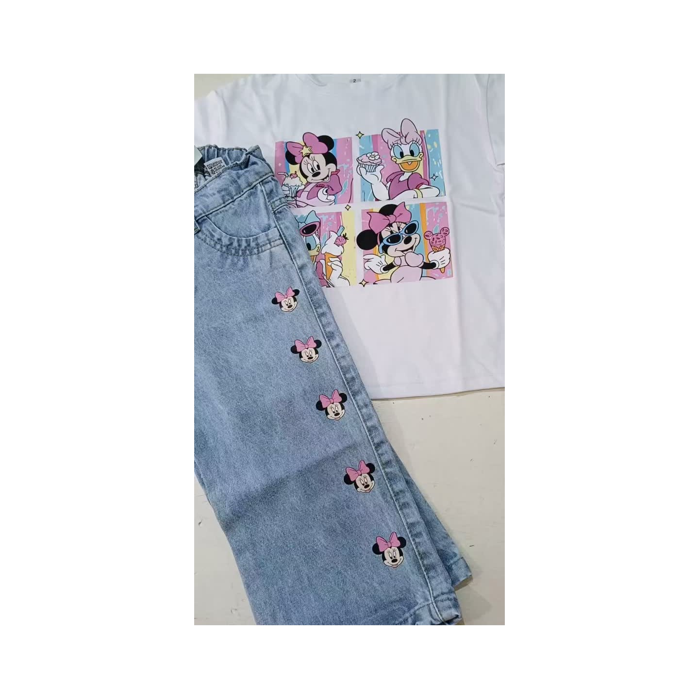 Jean infantil con apliques de personajes