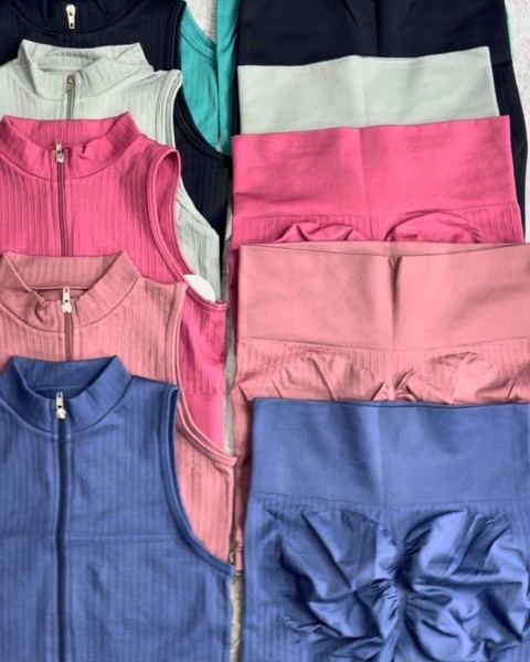 Set campera con cierre y calza corta