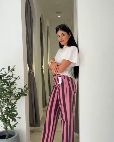 Pantalón rosa a rayas negras