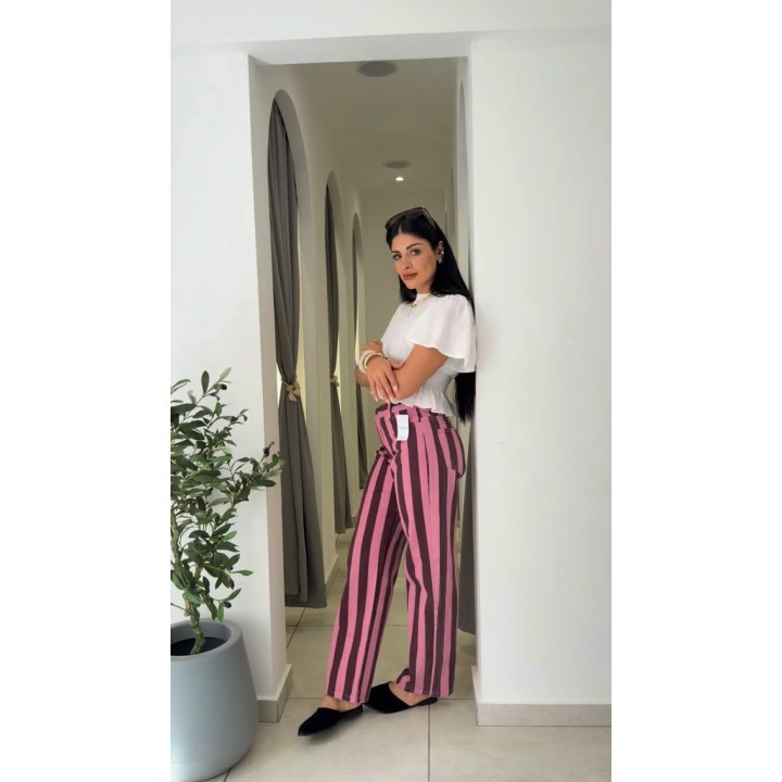Pantalón rosa a rayas negras