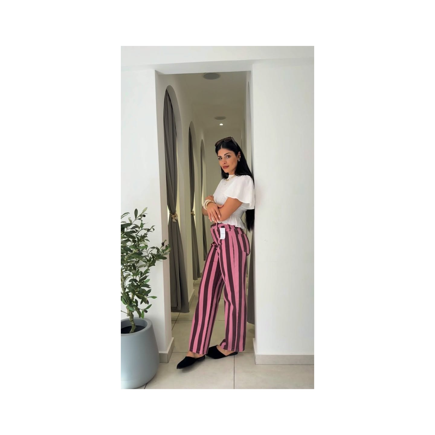 Pantalón rosa a rayas negras
