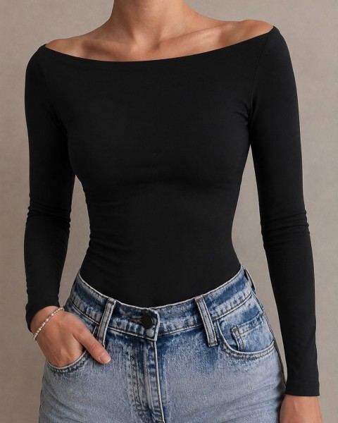 Remera negra de cuello bote